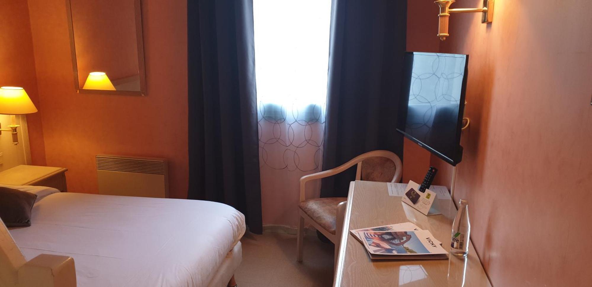 Logis L'Auberge Bourbonnaise Saint-Yorre Eksteriør billede
