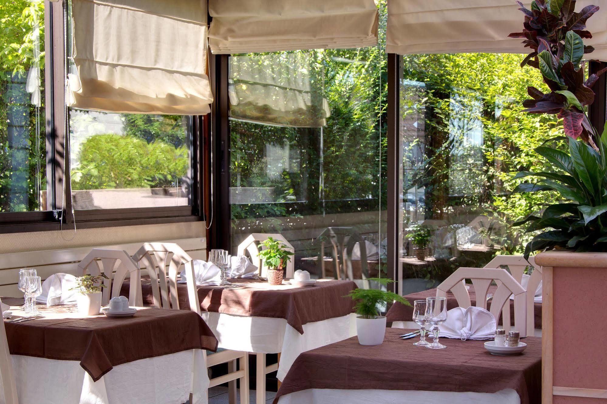 Logis L'Auberge Bourbonnaise Saint-Yorre Eksteriør billede