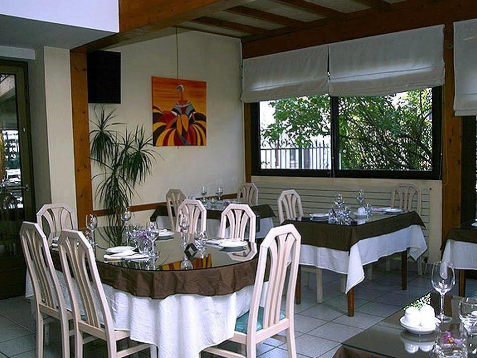 Logis L'Auberge Bourbonnaise Saint-Yorre Eksteriør billede